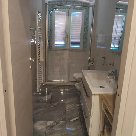 Sisters' House * Λα Σπέτσια